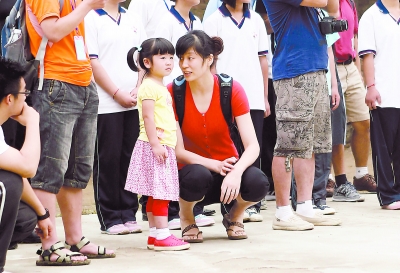 6月30日,姚明女儿姚沁蕾(左)与妻子叶莉出现在