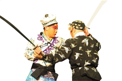 青年武生演员姜建光和武丑演员刘博演出《三岔口》。国家京剧院供图