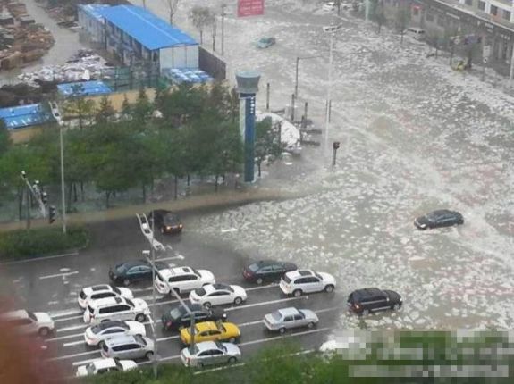 内蒙古鄂尔多斯突遭暴雨及冰雹袭击