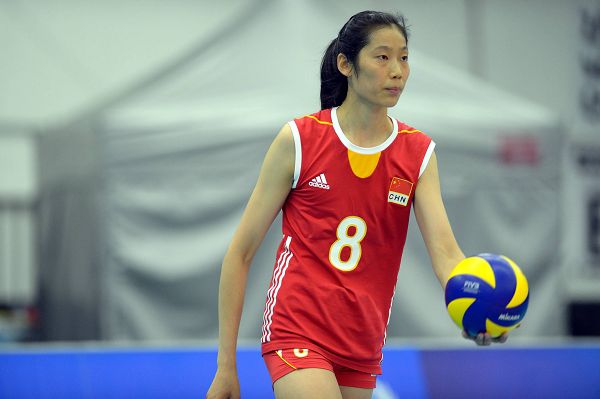 图文:2013女排世青赛中国夺冠 朱婷准备发球