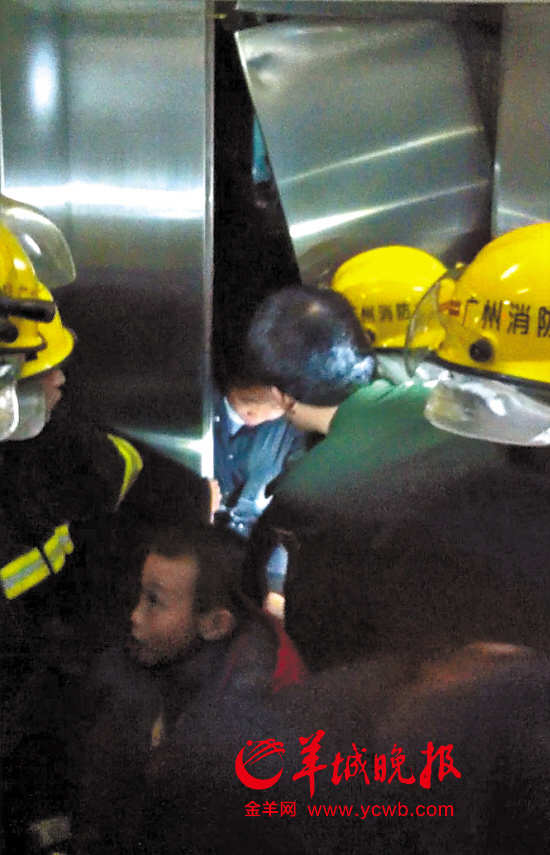 记者调查发现,电梯老、维保乱、换梯难、避监管成了目前影响电梯安全的几大突出隐患