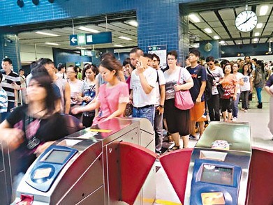 乘客不满被困车厢近半小时而鼓噪。来源 香港《文汇报》