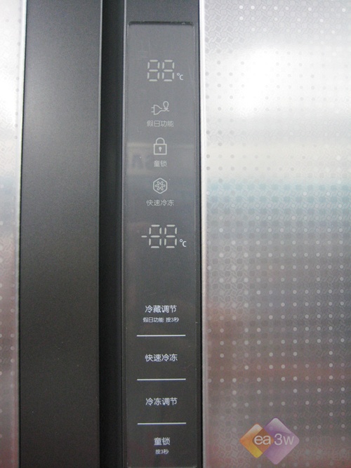 这款三星RS552NRUASK冰箱采用变频压缩机，电脑温度控制，在全面节能的基础上，达到保鲜持久，降噪静音的效果。