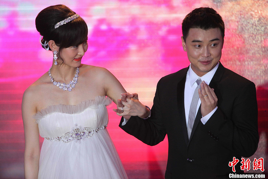 高清:乒坛名将王皓家乡办婚礼(1)_明星婚恋_光明网(组图)