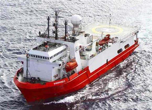 原文配图：中国上海海洋石油局海洋调查船“DISCOVERER2”。