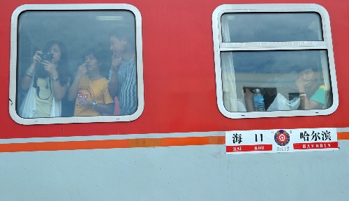 (社会)(4)中国最北与最南省会首列直通列车