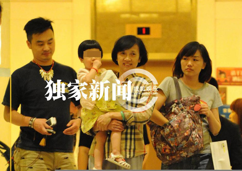 王志文与娇妻携5岁儿子回京 左小青女儿首曝光