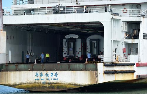 7月1日,载着k1124次列车的粤海铁2号轮渡抵达海口南港.