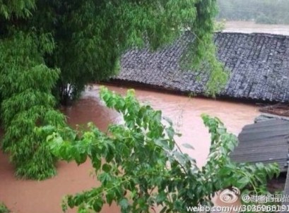 潼南柏梓镇樊家坝部分房屋快被洪水淹没。（图片来源：新浪微博）