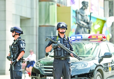 昨天下午,在汉口佳丽广场门前的驻巡点,3个身着特警装备的持枪帅哥