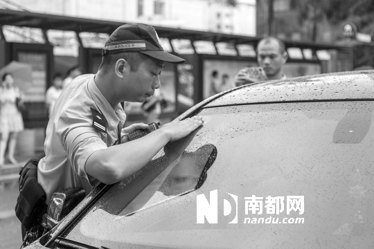 昨日，罗湖宝安北路，交警设点检查黄标车限行及环保标志。