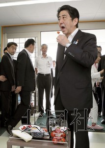 7月1日，日本首相安倍晋三前往福岛县视察东日本大地震灾后重建工作进展，在磐城市品尝了当地的农产品。