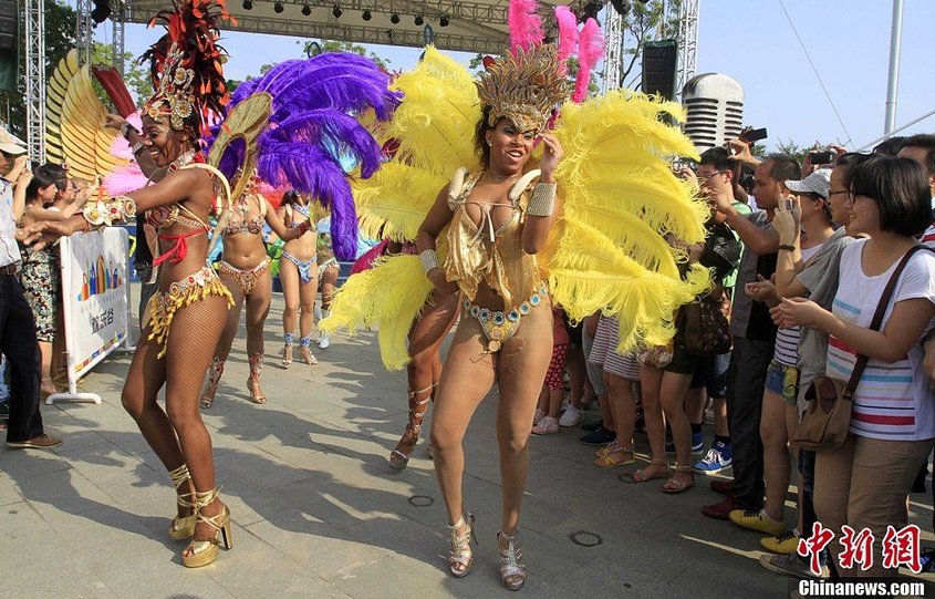 媒体新闻滚动_搜狐资讯   6月29日,来自巴西的桑巴狂欢女郎表演让市民