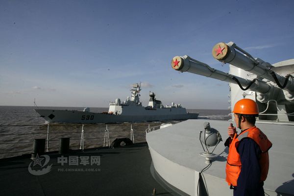 资料图:东海舰队组织驱护舰之间互为补给演练。