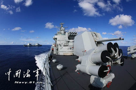 资料图:北海舰队在西太平洋用缆枪实战补给。