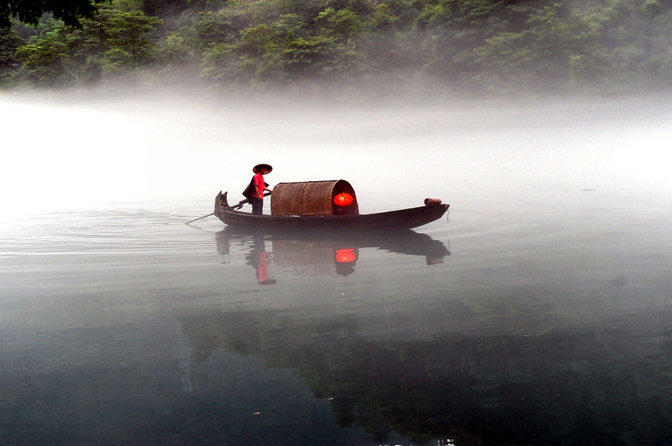 云蒸霞蔚,渔民在湖面上划船,撒网,风景如画