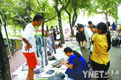 大学生毕业摆摊 校方设市场管委会