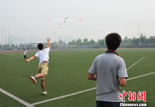 2日,河北联合大学轻工学院体育场上空,20多只自制动力纸飞机自由穿梭