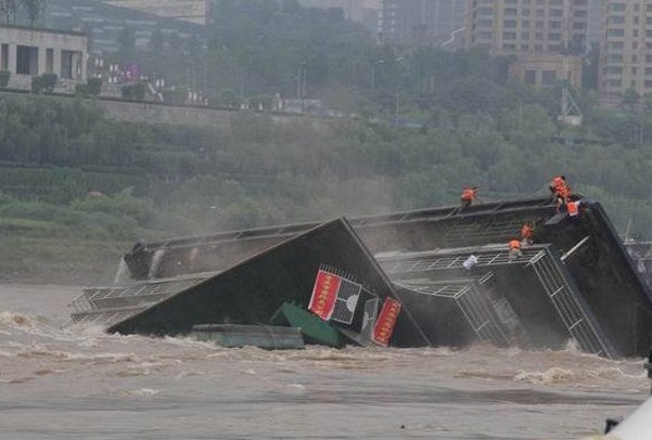 重庆朝天门码头翻船20人落水正全力搜救图