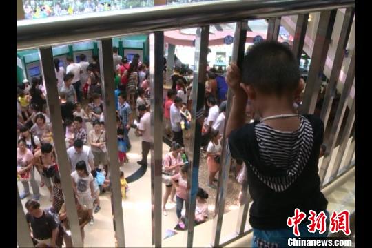 南京儿童医院迎来暑假就诊高峰 门诊赛春运(图