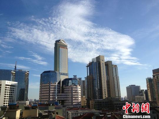 蓝天白云水晶天让南京市民对今天的“妖风”又爱又恨 戚阜生 摄