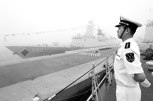 7月1日，青岛某军港举行仪式，欢送中国海军舰艇编队前往俄罗斯。 新华社 摄影