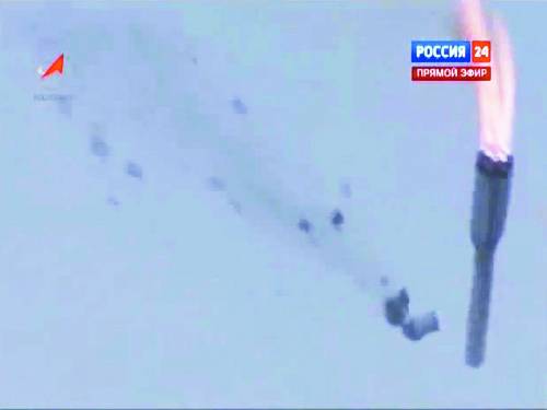 这是7月2日“俄罗斯24”电视台直播“质子-M”火箭在升空后下坠的视频截图。