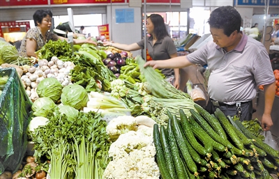 7月2日,消费者在石家庄市裕华区塔北路菜市场选购蔬菜.