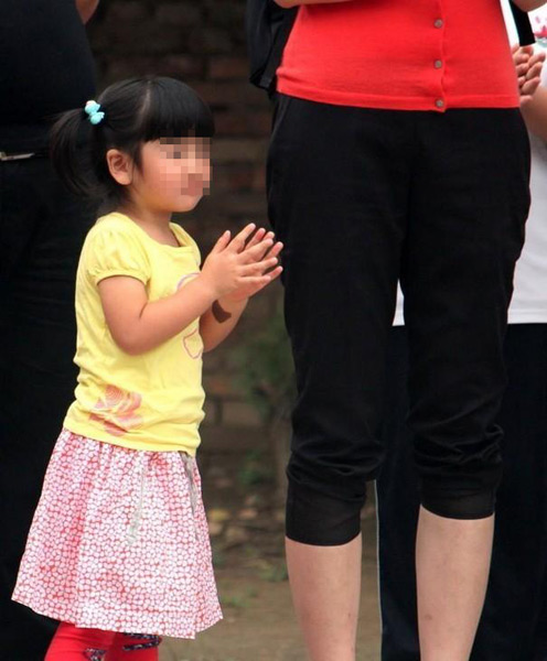 姚明叶莉3岁女儿姚沁蕾身高1米1 远超同龄孩童