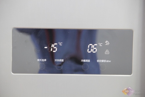 超大的液晶显示屏，不同模式下可供多种选择，假日模式在长时间无操作情况下，冰箱会根据食物温度变化自动感知，达到节能的功效。