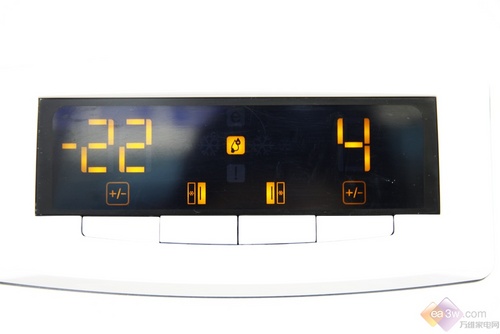 该款冰箱左侧门上设有LCD超大触控屏，触控灵活，温度、湿度等均显示清晰。