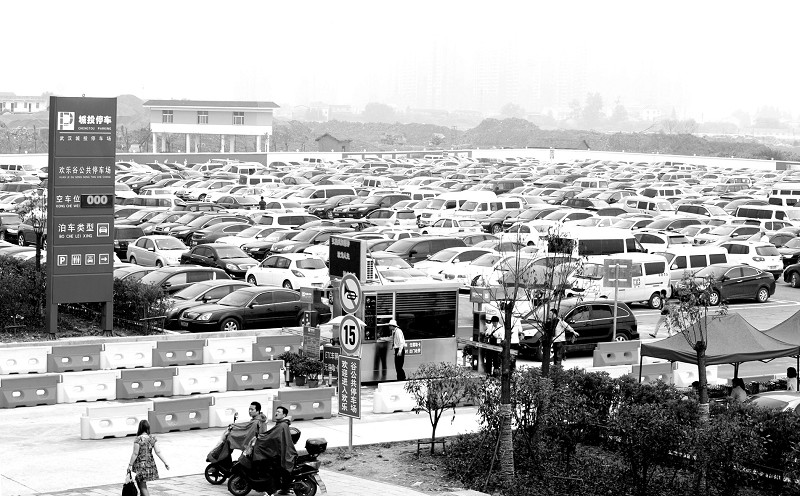 图为：欢乐谷停车场爆满