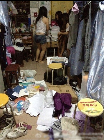 十四级台风登陆湛江 女生宿舍门被吹倒(组图)