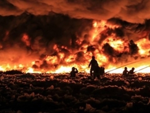 英国中西部地区Smethwick垃圾回收场1日发生“史上最大火灾”，经初步调查发现导火线是一盏“不受控制的天灯”导致，因此在英国引发是否全面禁止天灯的争议。（台湾“今日新闻网”）