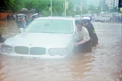 丹东交警水中救援(图)