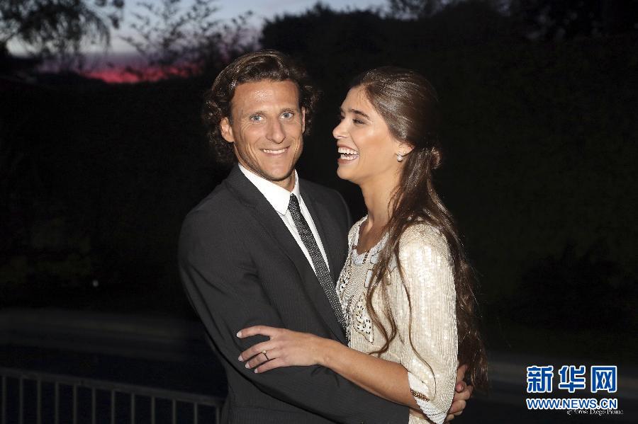 7月2日,乌拉圭足球明星弗兰(左)与新婚妻子卡