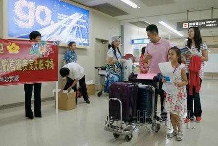 7月3日，中国国际航空公司恢复了2012年10月起因中日关系恶化而停飞的北京直飞冲绳县首府那霸的航线。当地有关人员在机场打出横幅欢迎中国游客。