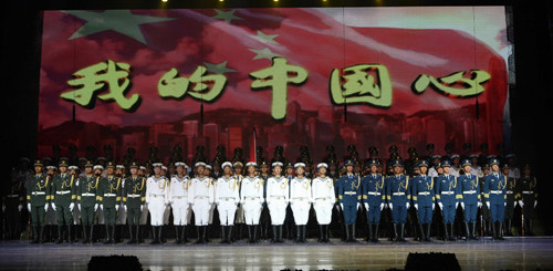 驻港部队举办《我的中国心》文艺晚会庆祝香港回归。香港大公报图