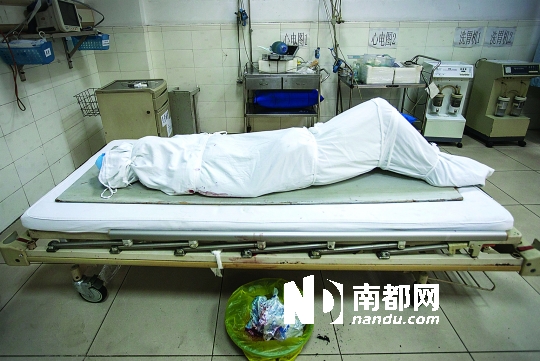 死者几乎全身严重烧伤,被包裹起来放在床上.南都记者 郑俊彬 摄