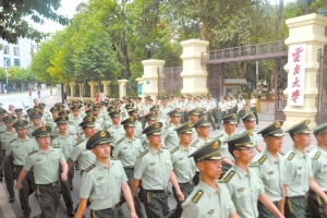 经过为期四年的军政训练,文化学习和严格考核后,云南大学160名2013届