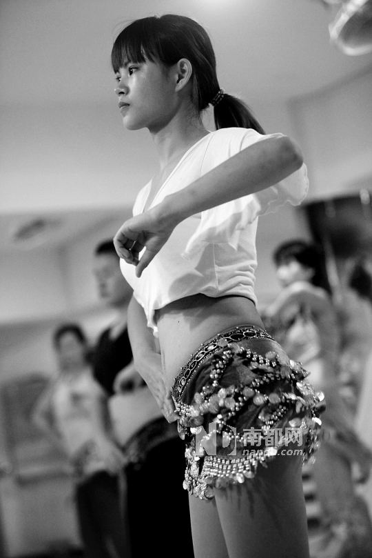 台城宁城公园的健身舞馆里，女孩在健身 。南都记者方光明 摄