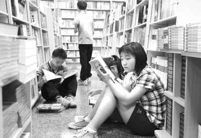 7月4日,暑假里的孩子在北京王府井书店看书学