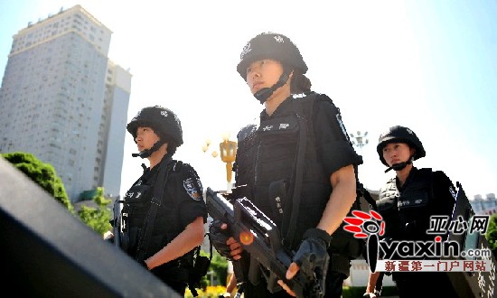 图为7月4日乌鲁木齐市人民广场,马莉(中)和马睿(左)全副武装在广场