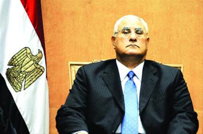 4日，埃及最高宪法法院院长阿兹利・曼苏尔宣誓就任临时总统。
