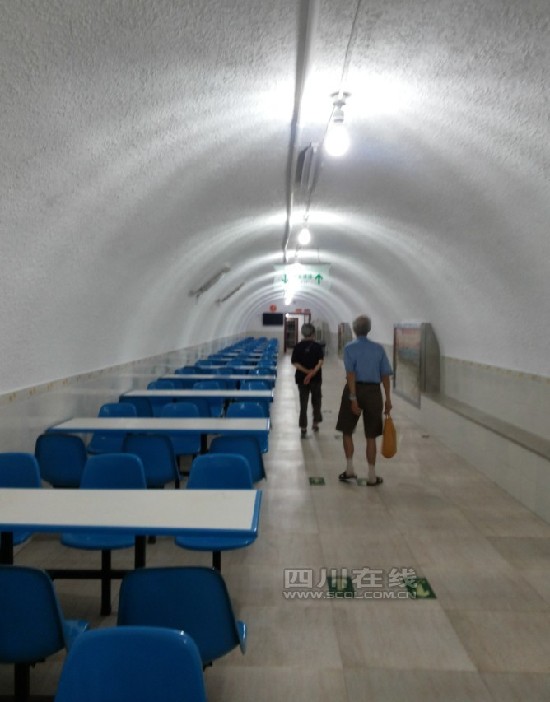 人民公园防空洞免费开放 市民纳凉如家中客厅(图)四川在线消息(四川