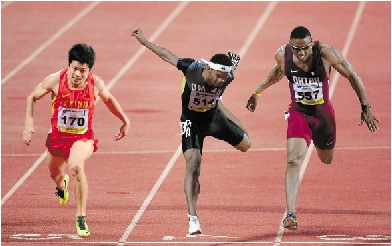 亚洲田径锦标赛男子100米比赛中,苏炳添(左)以