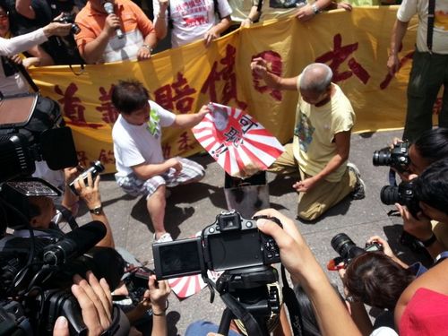 香港保钓人士焚烧日本军旗。香港电台网站