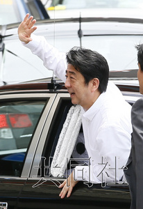 6日上午，日本自民党总裁、首相安倍晋三在奈良市街头，从车内探出身来拉选票。共同社
