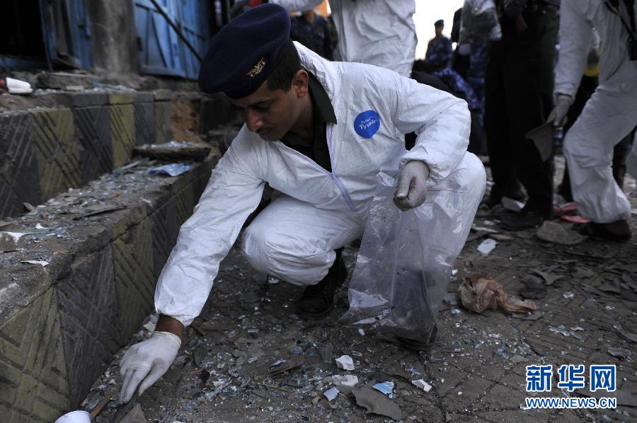 7月6日，在也门首都萨那，警察在爆炸袭击现场调查。当日，也门首都萨那发生路边炸弹袭击事件，爆炸导致3名士兵死亡，2人受伤。 新华社/路透