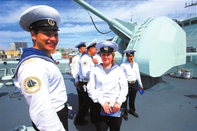 昨天，在俄罗斯符拉迪沃斯托克港，俄罗斯海军官兵登上中国海军石家庄舰参观。新华社发